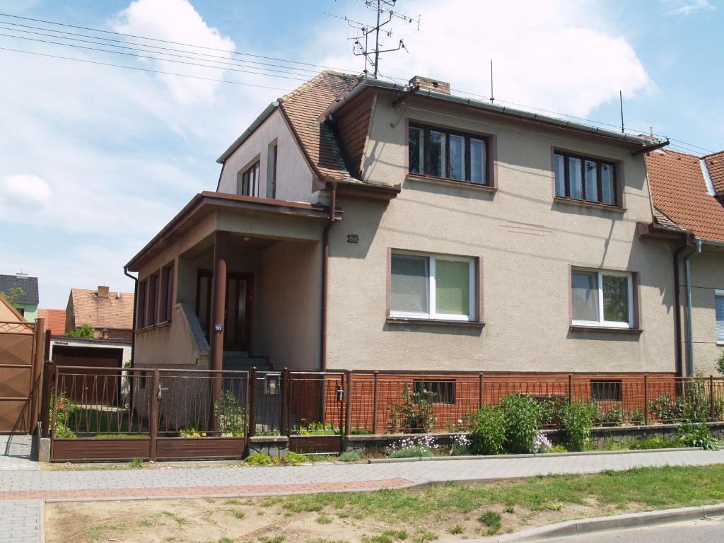 ein Haus mit einem Zaun davor in der Unterkunft Ubytování U Jezérka in Ratíškovice