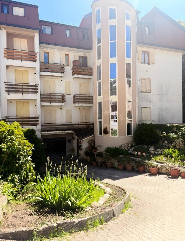un grande condominio con piante in un cortile di Stef House a Rivisondoli
