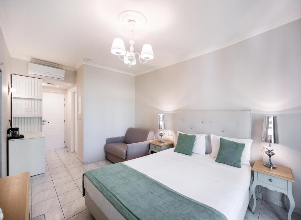 Postel nebo postele na pokoji v ubytování Eva Beach Hotel Lefkada