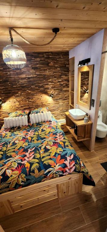 une chambre avec un lit et une salle de bain avec un lavabo dans l'établissement Appartement Lac de Vonnes Chatel, à Châtel