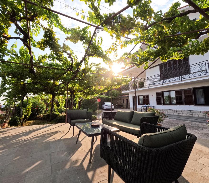 Khu vực ghế ngồi tại Garden Apartments