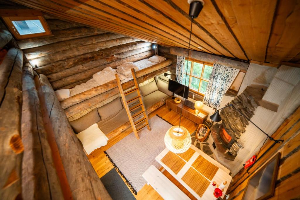 Een bovenaanzicht van een woonkamer in een blokhut. bij Slopeside Luppo - Original Log Cabin, Sauna, Ski 100m in Pyhätunturi