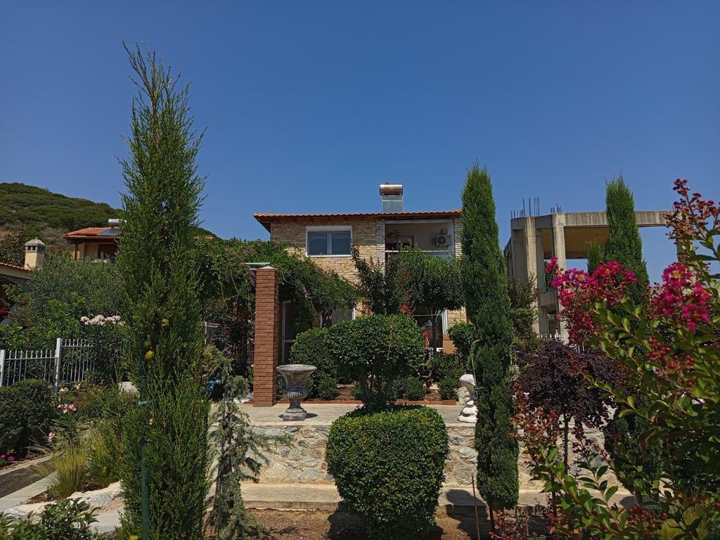 a house with a garden with trees and bushes at Blue Paradise Villa in Karianí