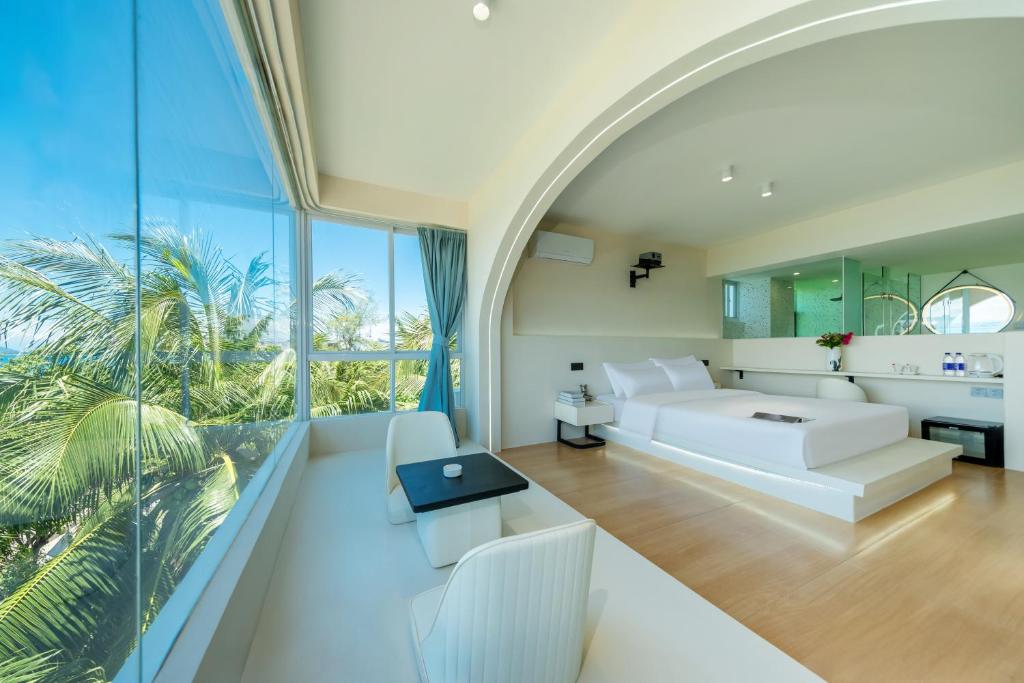 Ένα ή περισσότερα κρεβάτια σε δωμάτιο στο Sanya West Island Story Designer Seaview Hotel