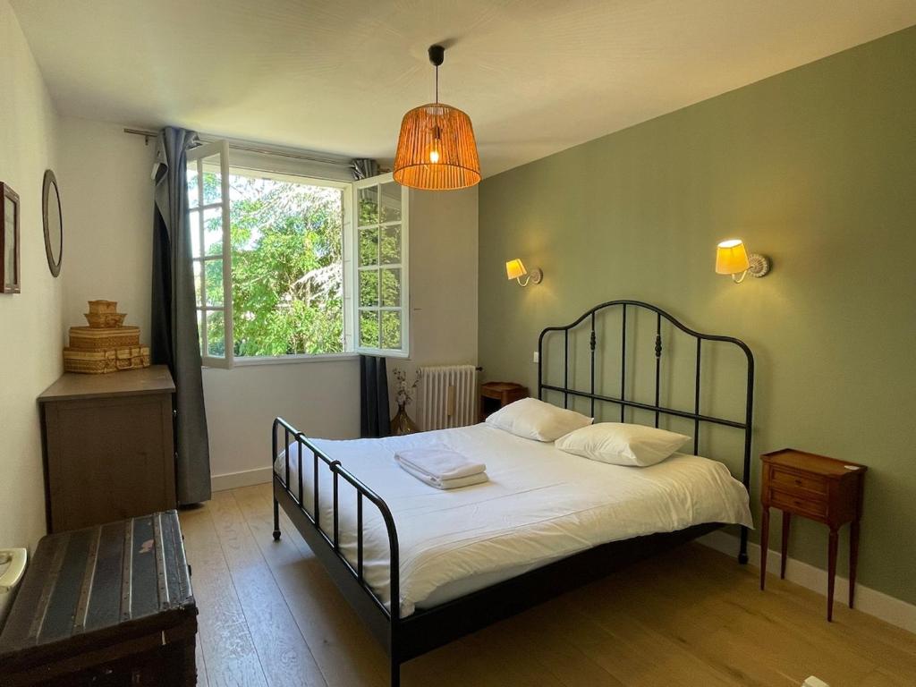 Postel nebo postele na pokoji v ubytování Villa de charme, 6 chambres, grand parc arboré