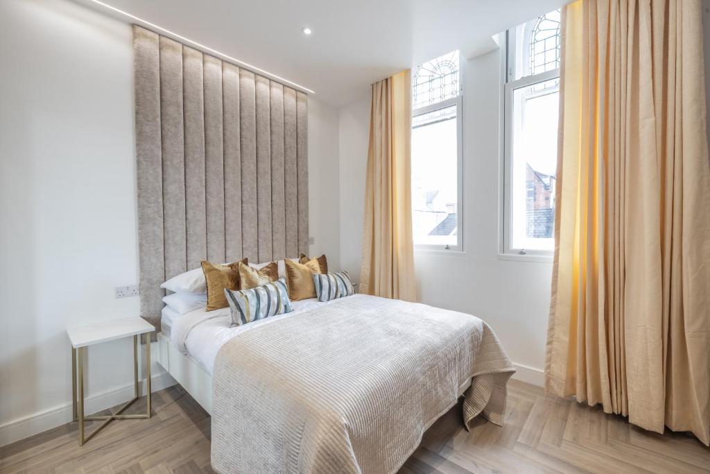 Ένα ή περισσότερα κρεβάτια σε δωμάτιο στο Boutique City Centre Balcony Suite Perfect For Couples & Businesses With Free Gym By The Pocklington - Richard III Suite