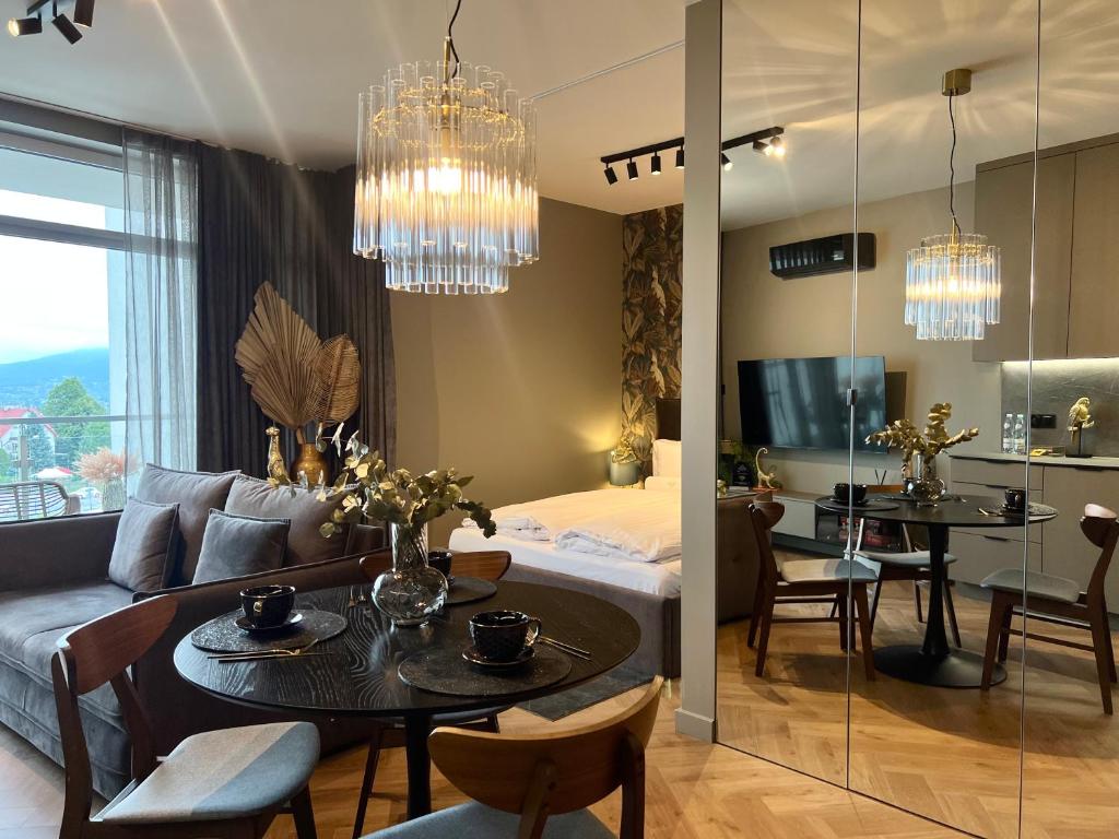 Ένα ή περισσότερα κρεβάτια σε δωμάτιο στο Apartamenty Pod Dębowcem Premium Jungle