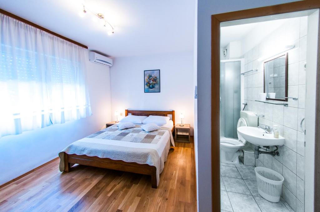 1 dormitorio con 1 cama y baño en Rooms Rajič, en Split