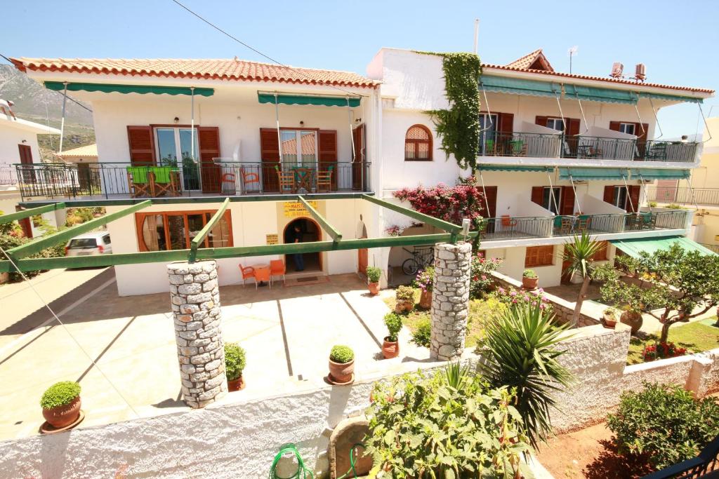 an aerial view of a house with a courtyard at Maistreli Hotel Apartments in Stoupa