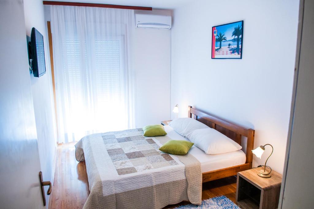 Una cama o camas en una habitación de Rooms Rajič
