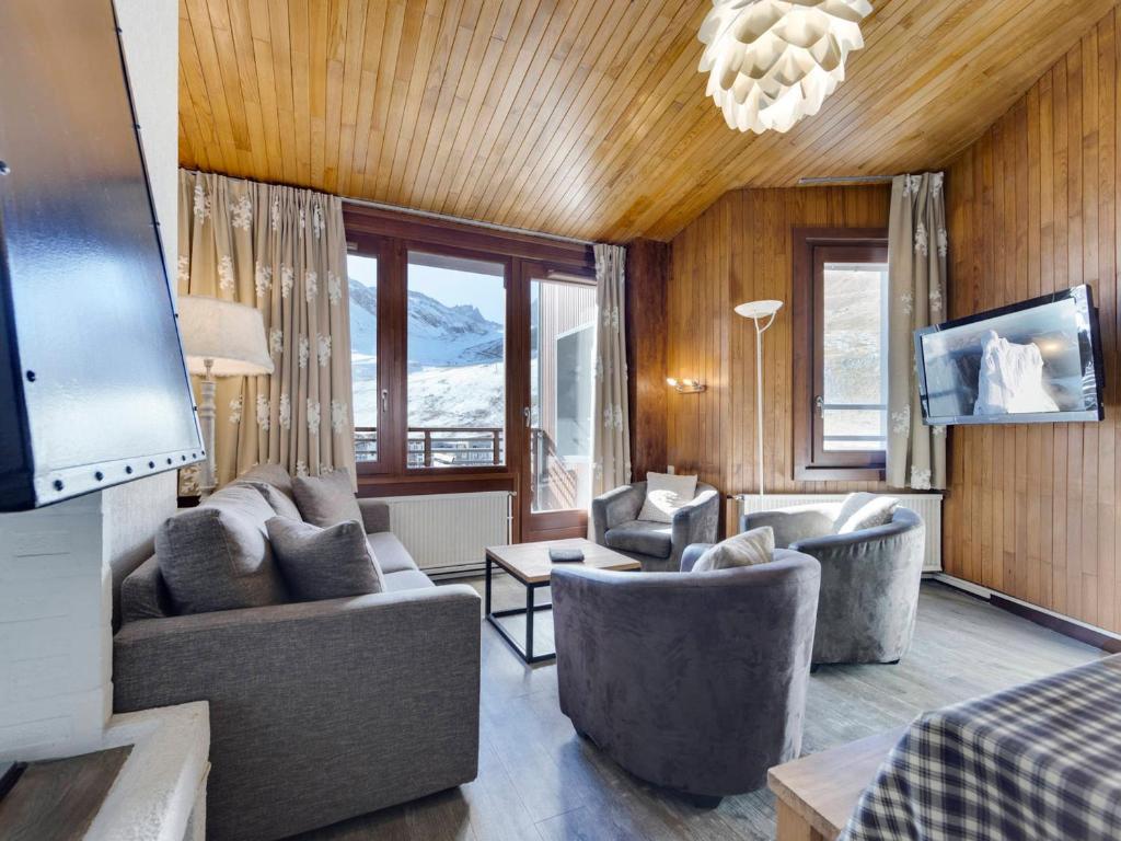un salon avec deux canapés et une télévision dans l'établissement Tignes Val Claret : Duplex 4 pièces pour 8 personnes avec Wifi et balcon - FR-1-641-109, à Tignes