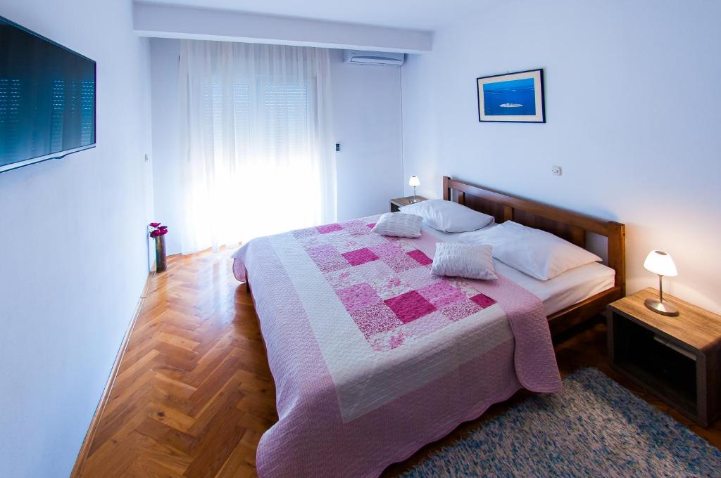 Una cama o camas en una habitación de Rooms Rajič