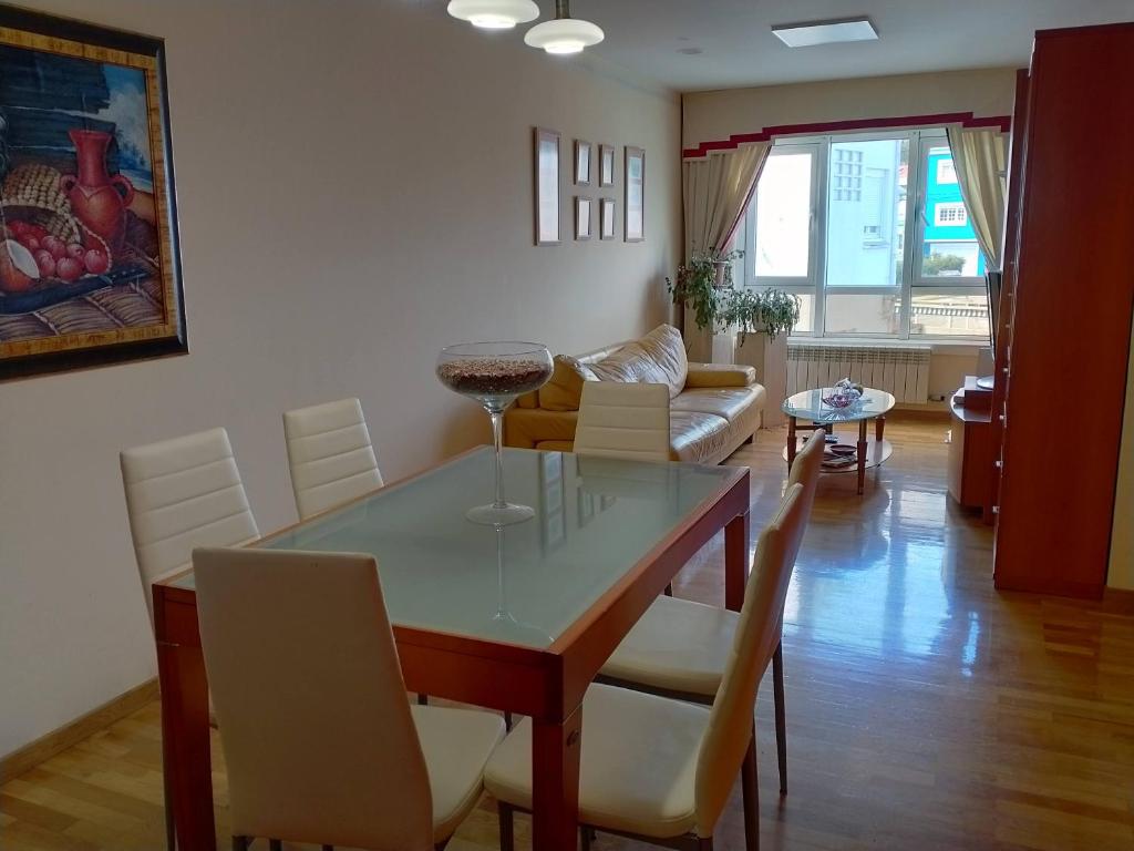 Santa MaríaにあるApartamento en Sadaのダイニングテーブルと椅子のあるリビングルーム