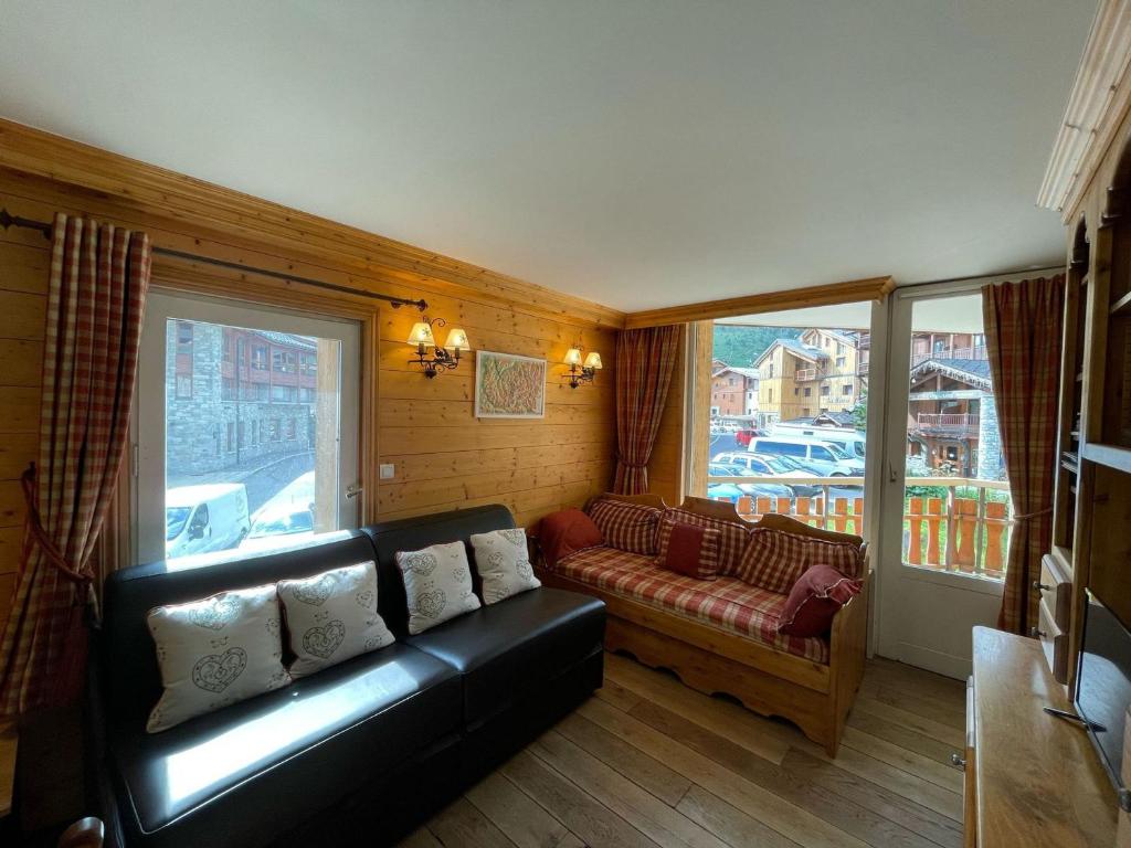 a living room with a couch and a window at Appartement cosy à Tignes le Lac, proche pistes, 5 pers., wifi, linge fourni, ménage inclus - FR-1-641-101 in Tignes