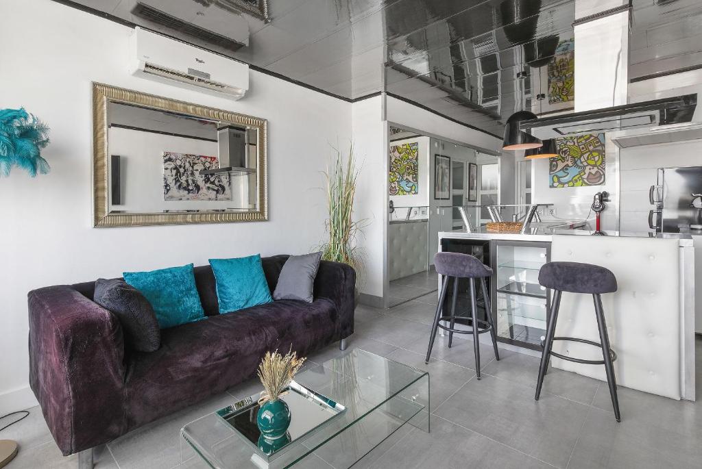 un salon avec un canapé et une cuisine dans l'établissement Village Naturiste R4N - L'Aïna Port Ambonne Luxe, au Cap d'Agde