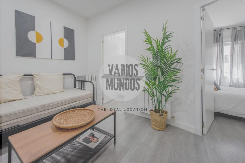 una sala de estar con un sofá y una mesa en Descubre Madrid para 5, al pie de Gran Vía E2, en Madrid