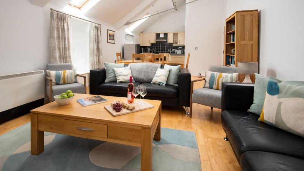 een woonkamer met twee banken en een salontafel bij Budle Bay Loft in Bamburgh