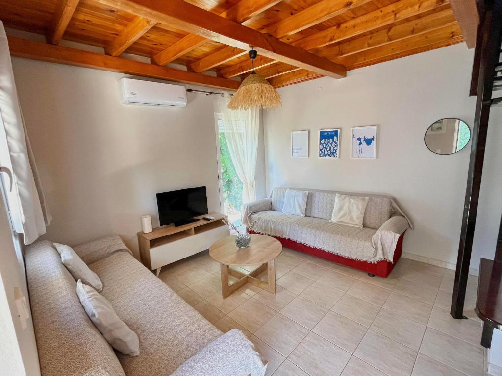 Χώρος καθιστικού στο Wooden Loft 3min Walk to Beach
