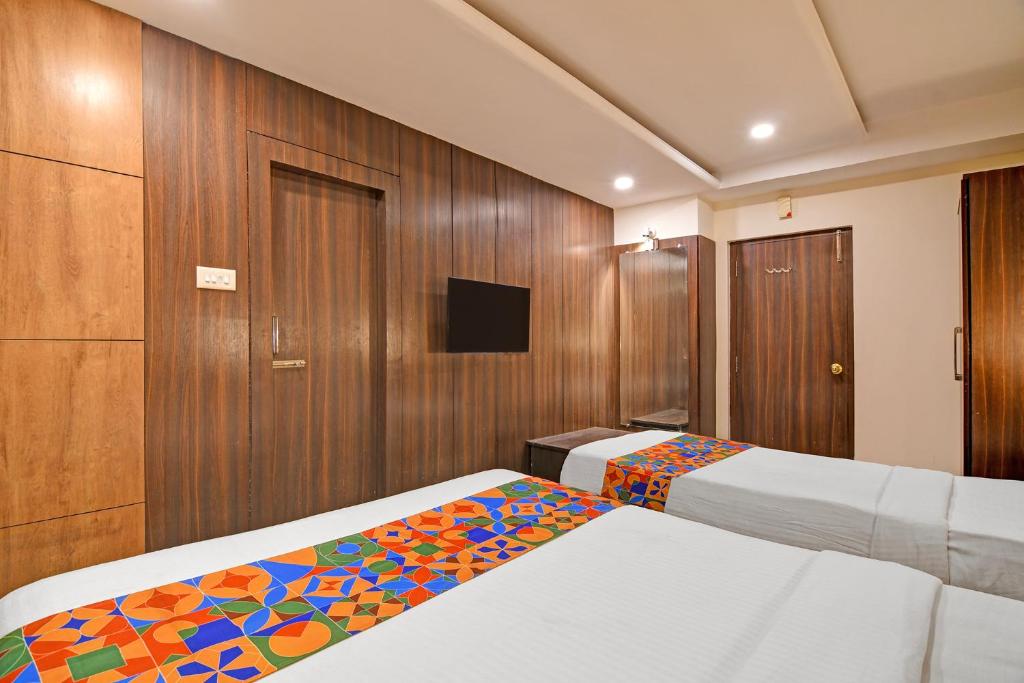 Postel nebo postele na pokoji v ubytování FabHotel Sonargaon