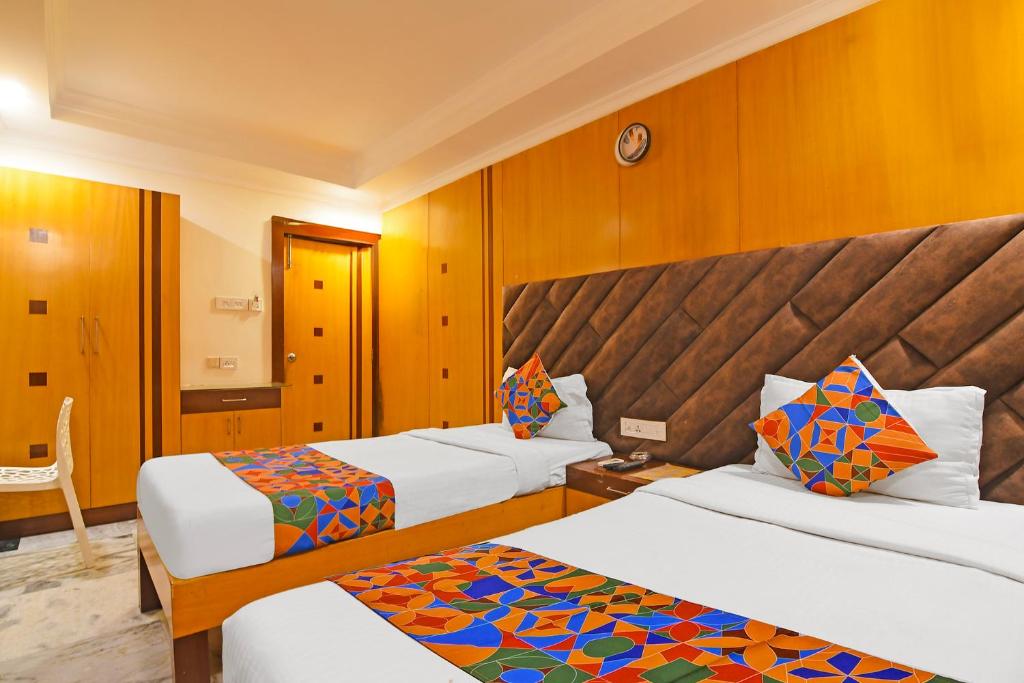 Postel nebo postele na pokoji v ubytování FabHotel Sonargaon