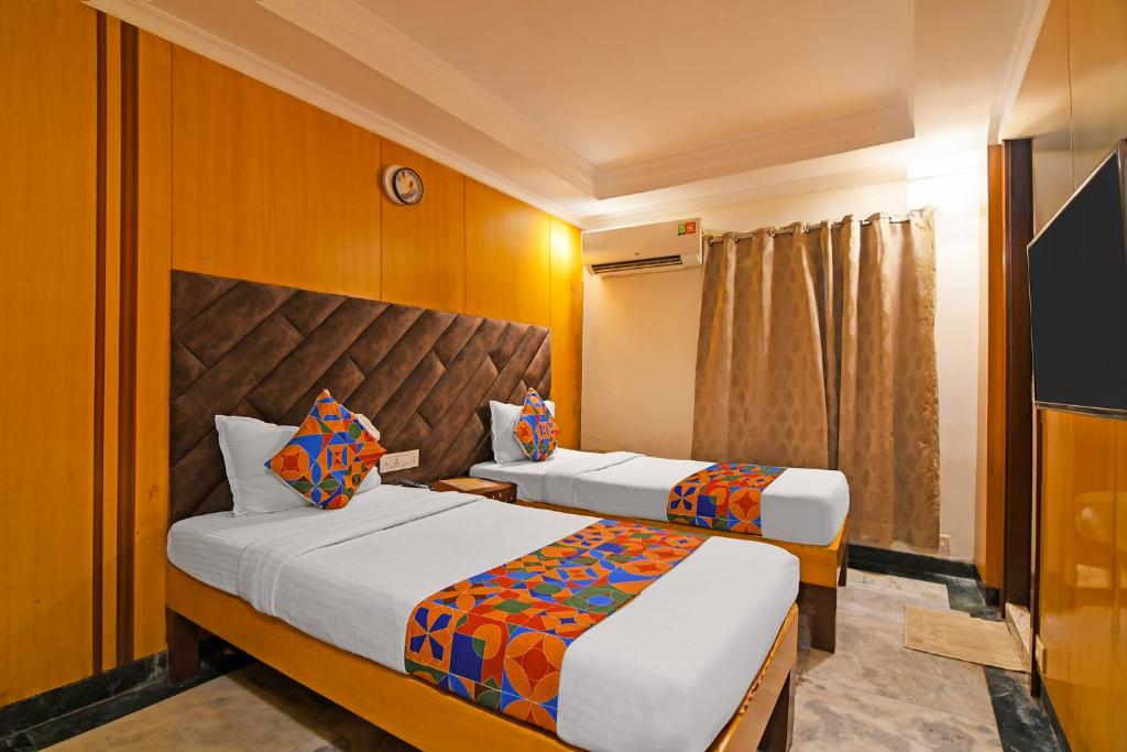 Postel nebo postele na pokoji v ubytování FabHotel Sonargaon