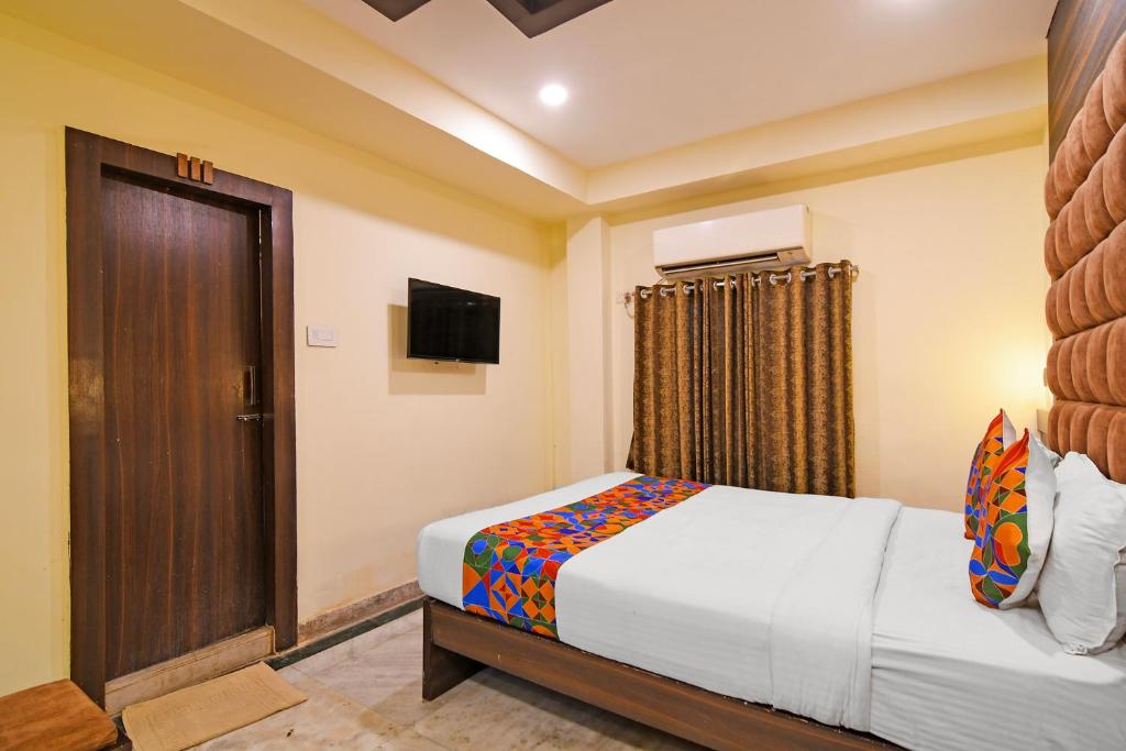 Postel nebo postele na pokoji v ubytování FabHotel Sonargaon