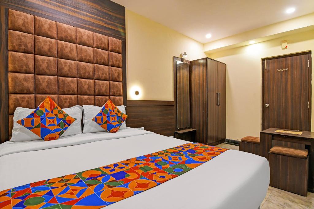 Postel nebo postele na pokoji v ubytování FabHotel Sonargaon