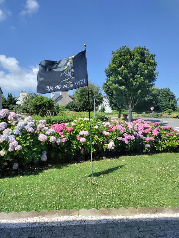 a flag in the middle of a field of flowers at chambre d hôtes au pays des abers in Lannilis