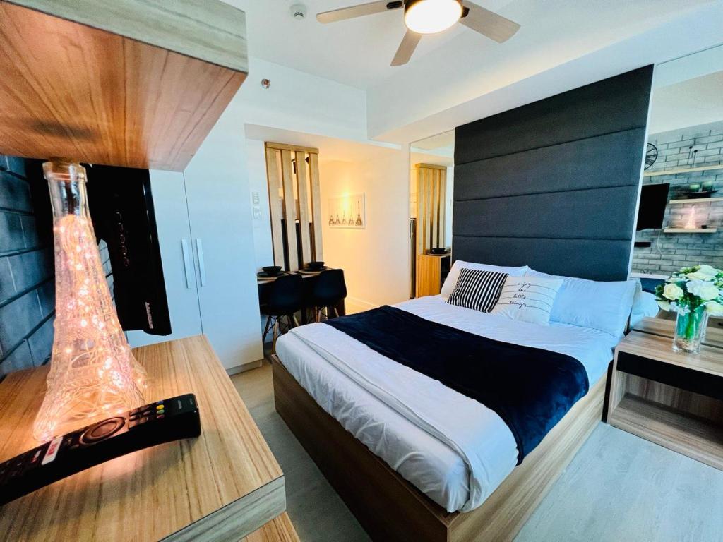 Postel nebo postele na pokoji v ubytování Brickwoods Haven Azure North Pampanga