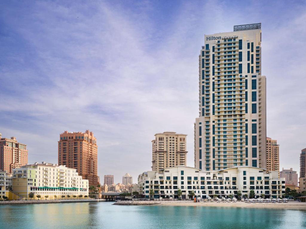 una rappresentazione di un edificio alto in una città di Hilton Doha The Pearl a Doha
