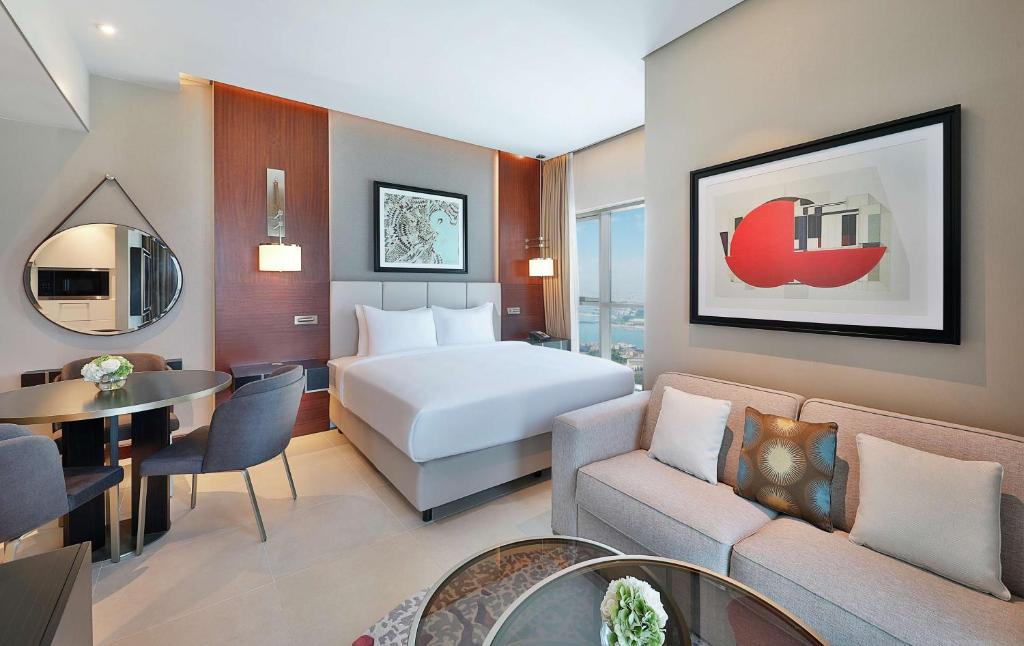 Letto o letti in una camera di Hilton Doha The Pearl