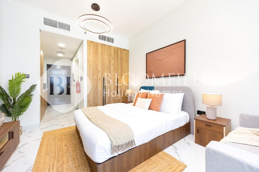 Bloomfields Fabulous Stu In Al Maryah في أبوظبي: غرفة نوم بسرير وتلفزيون