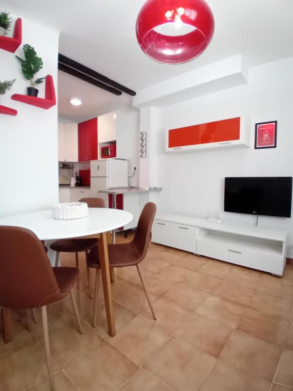 een eetkamer met een witte tafel en stoelen bij PolaPop Vacation in Santa Pola