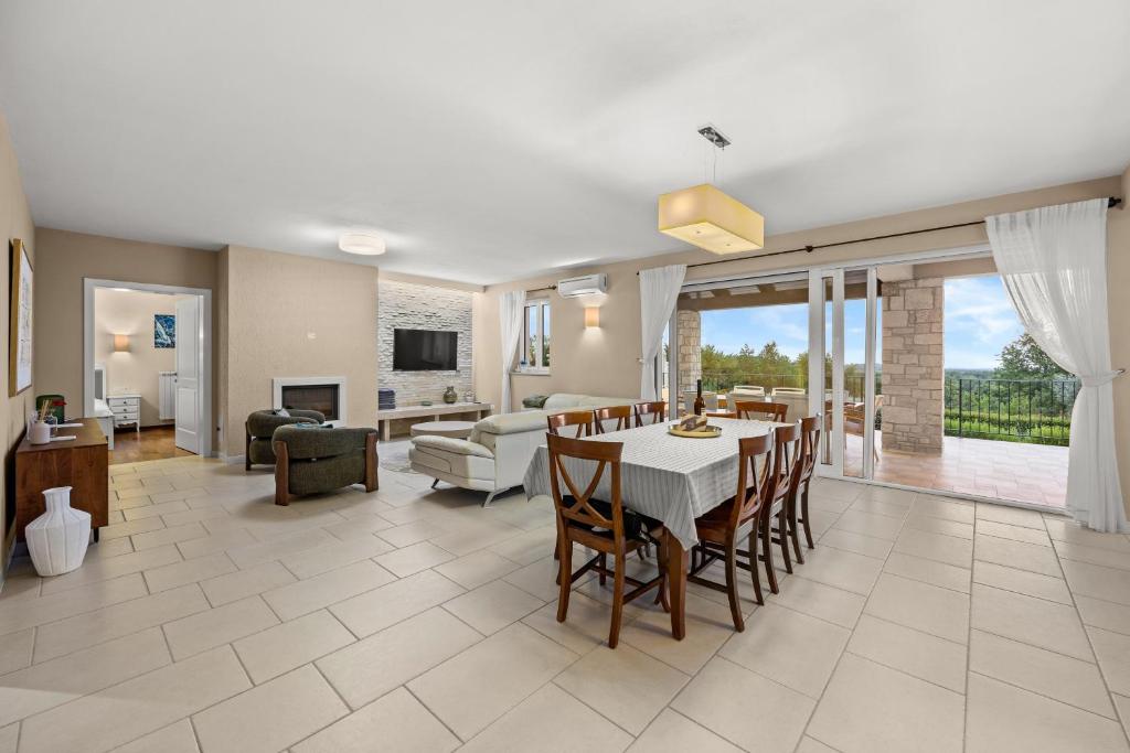 Telewizja i/lub zestaw kina domowego w obiekcie Villa Sterpazzi - near Porec with Sea View, private Jacuzzi, Sauna and Pool