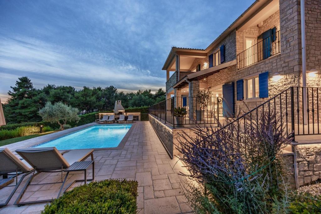Basen w obiekcie Villa Sterpazzi - near Porec with Sea View, private Jacuzzi, Sauna and Pool lub w pobliżu