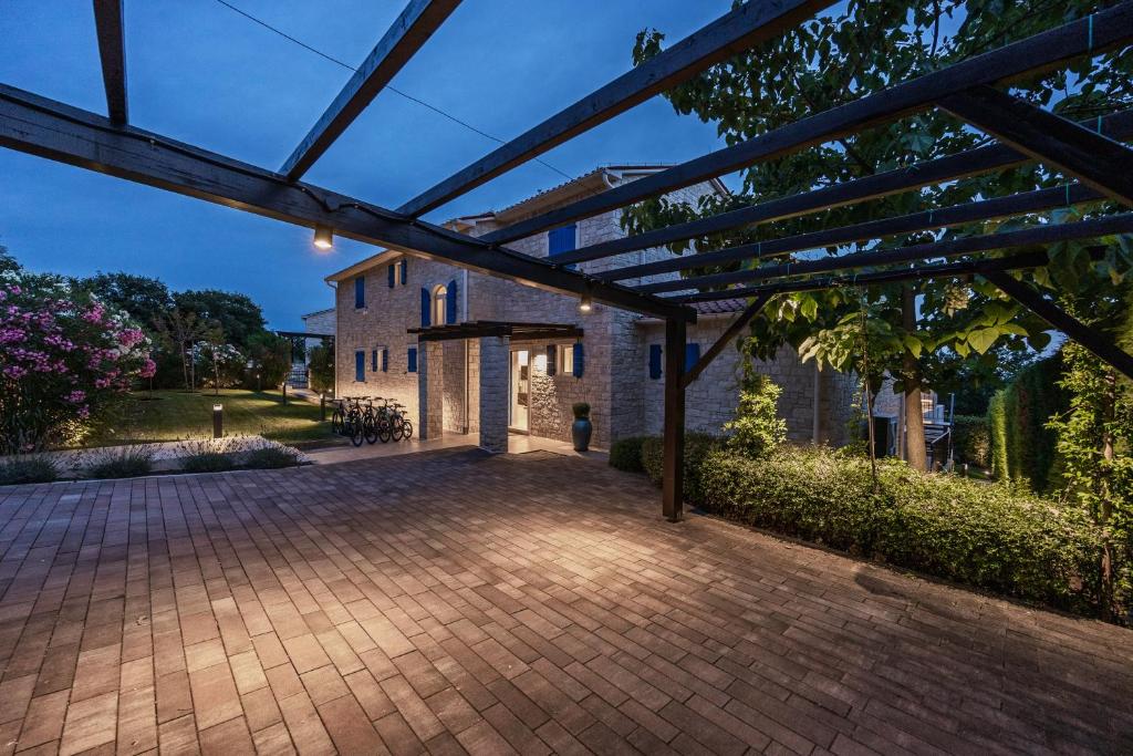 Ogród w obiekcie Villa Sterpazzi - near Porec with Sea View, private Jacuzzi, Sauna and Pool