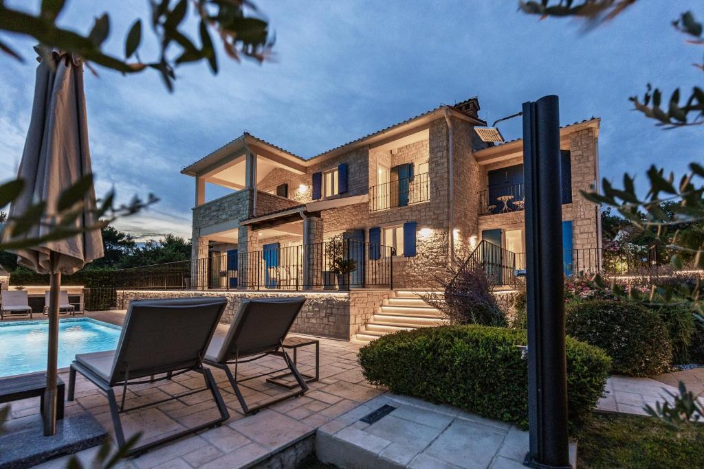 Basen w obiekcie Villa Sterpazzi - near Porec with Sea View, private Jacuzzi, Sauna and Pool lub w pobliżu