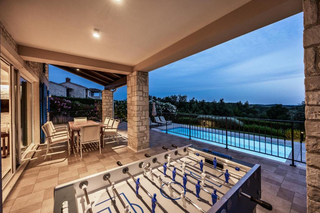 Basen w obiekcie Villa Sterpazzi - near Porec with Sea View, private Jacuzzi, Sauna and Pool lub w pobliżu