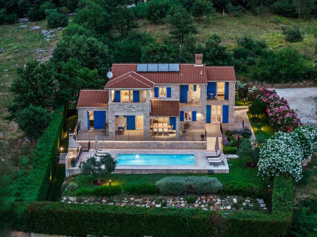 widok z lotu ptaka na dom z basenem w obiekcie Villa Sterpazzi - near Porec with Sea View, private Jacuzzi, Sauna and Pool w mieście Višnjan