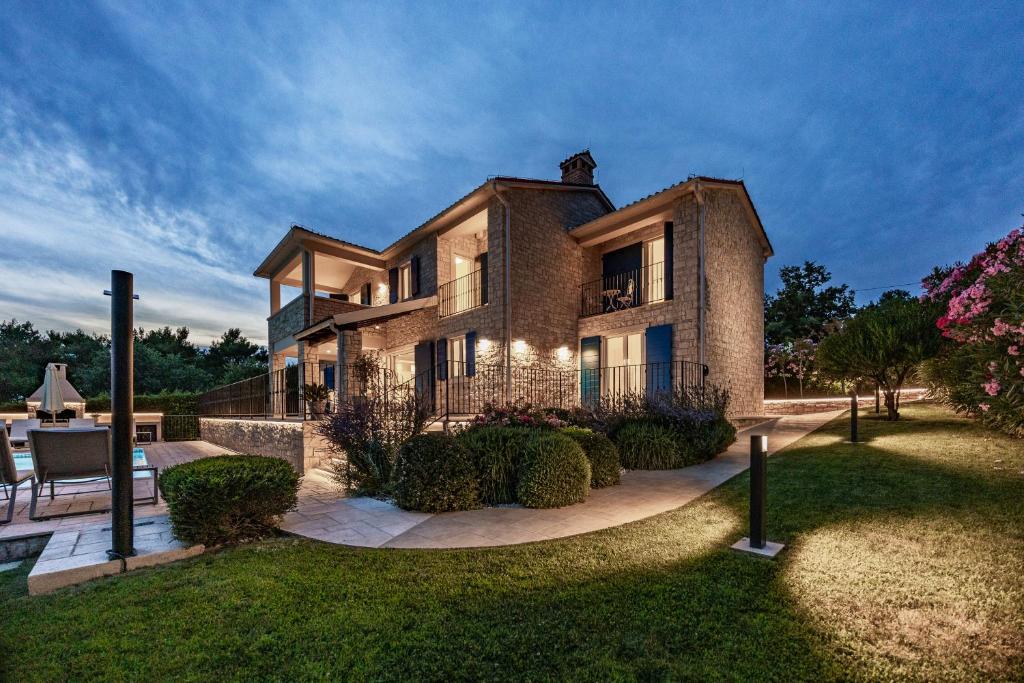 Ogród w obiekcie Villa Sterpazzi - near Porec with Sea View, private Jacuzzi, Sauna and Pool