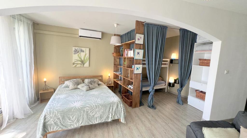 Katil atau katil-katil dalam bilik di Appartement Le Letchi Saint Gilles Boucan Canot 300 m de la plage