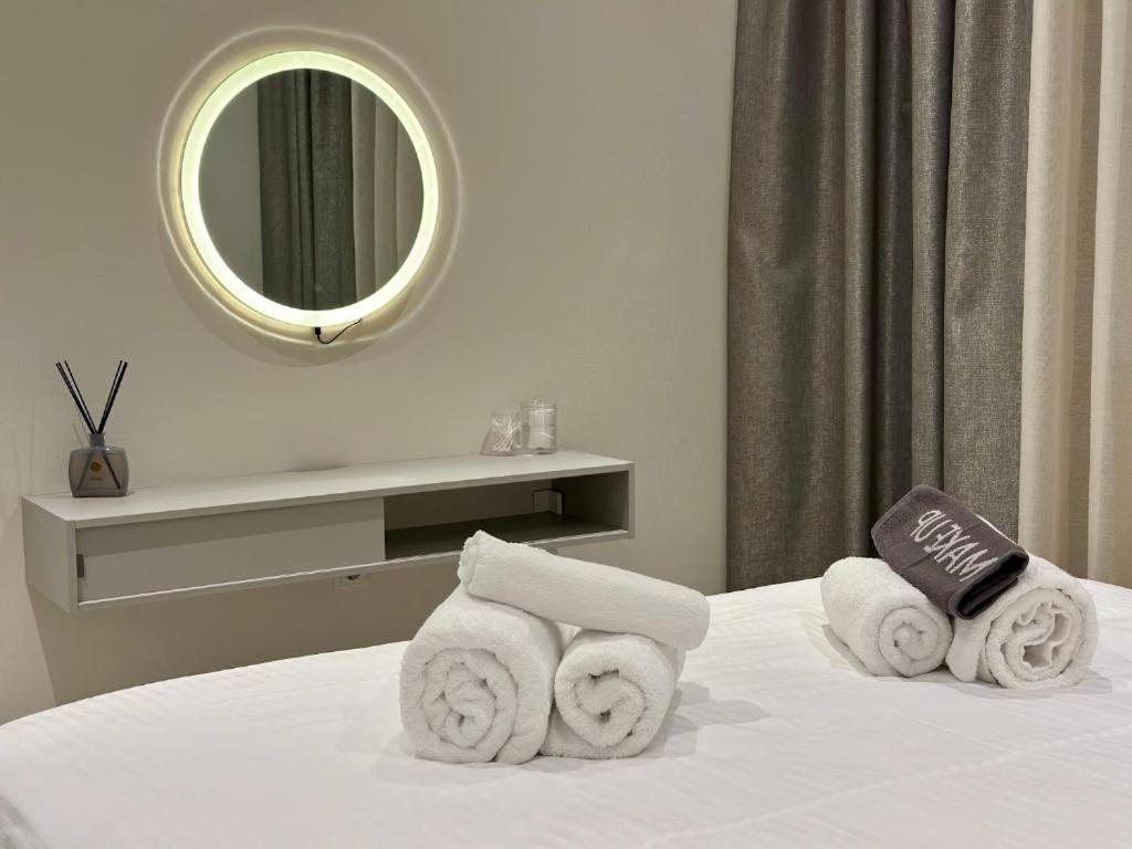 Postel nebo postele na pokoji v ubytování Elli Studio on Ermou 246