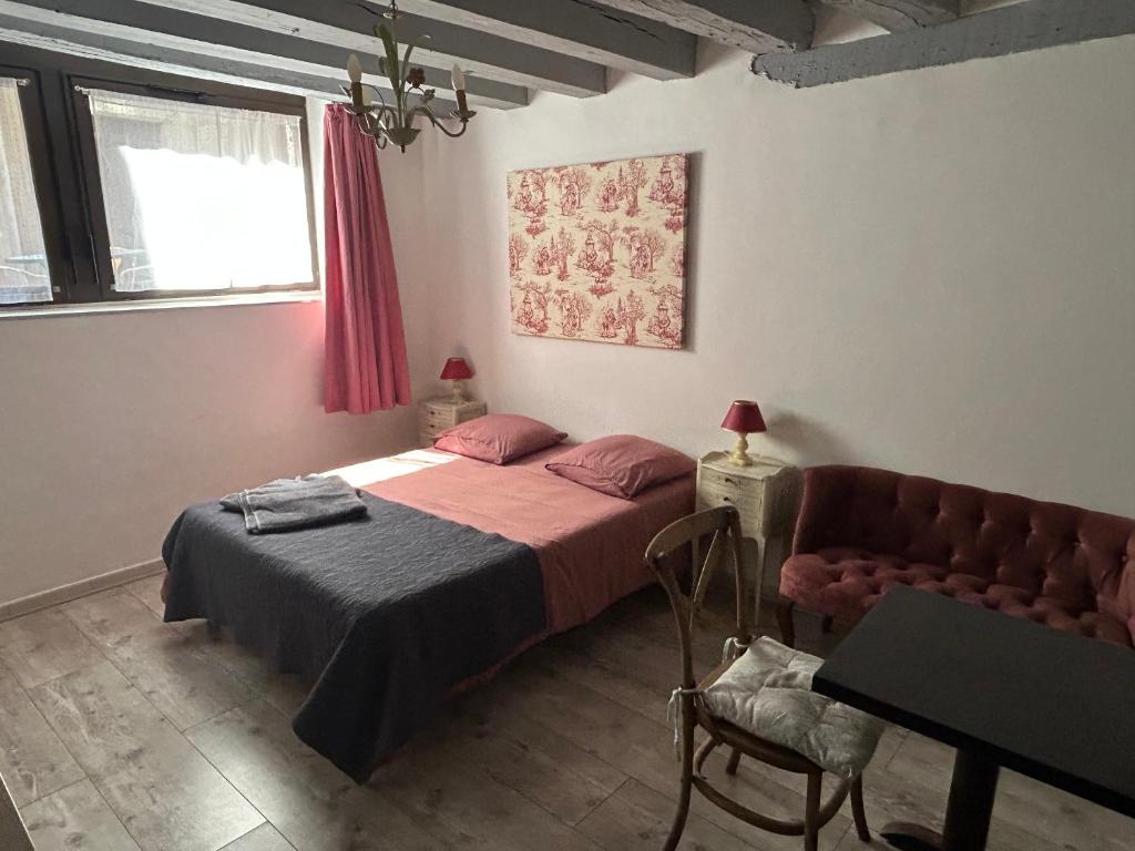 une chambre avec un lit et un canapé dans l'établissement Le logis de l'hermine, à Blois