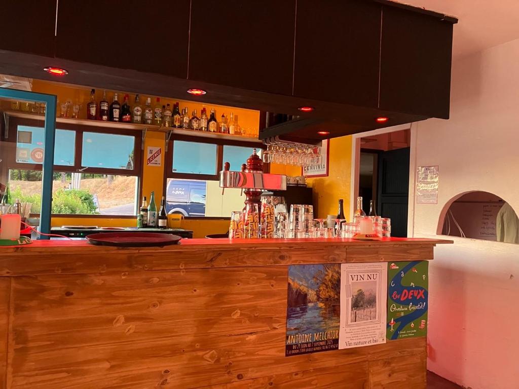 a bar with a wooden counter in a restaurant at Camp Les Deux in Jouillat