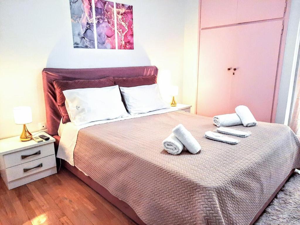A bed or beds in a room at Modern Apartment near City center