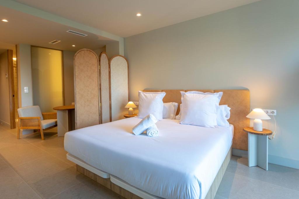 a bedroom with a large white bed with white pillows at Reina Victoria La Plaza 2 in Alicante