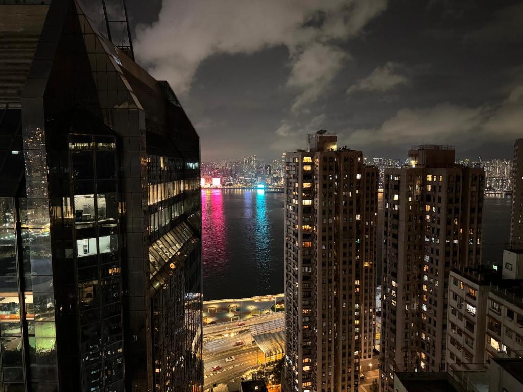 Nespecifikovaný výhled na destinaci Hongkong nebo výhled na město při pohledu z aparthotelu