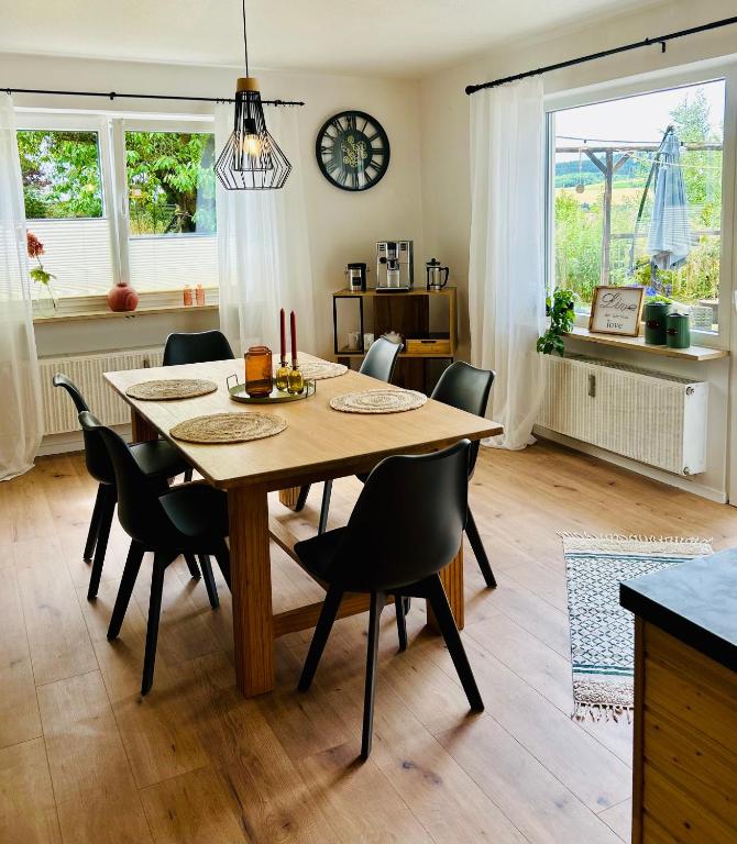 a dining room with a wooden table and chairs at Das Auental-Appartment in Köditz