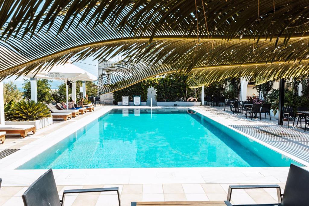 Bazén v ubytování Kyparissia Beach Hotel nebo v jeho okolí