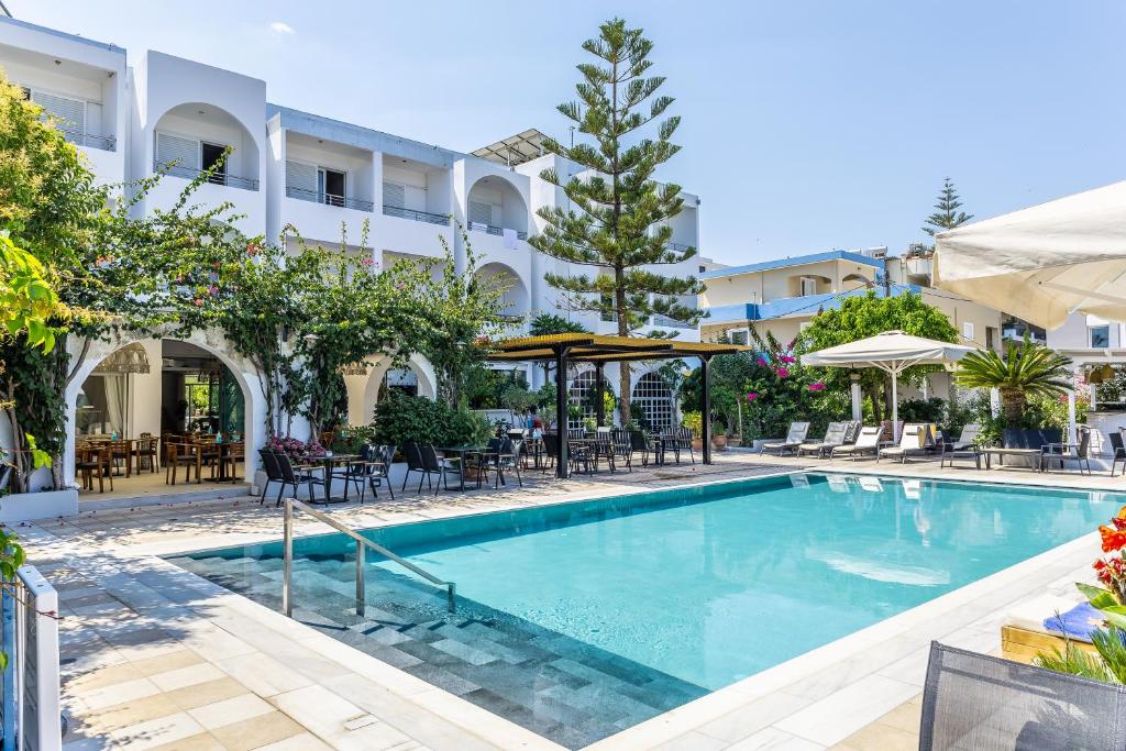 Bazén v ubytování Kyparissia Beach Hotel nebo v jeho okolí